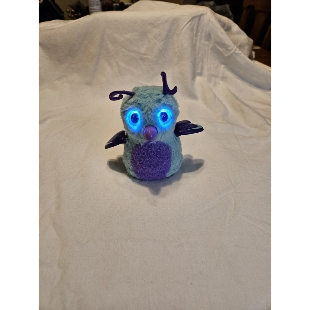Hatchimals‎ Spin Master Burtle Purple Blue Lights And Walks! Makes Noises! Wings